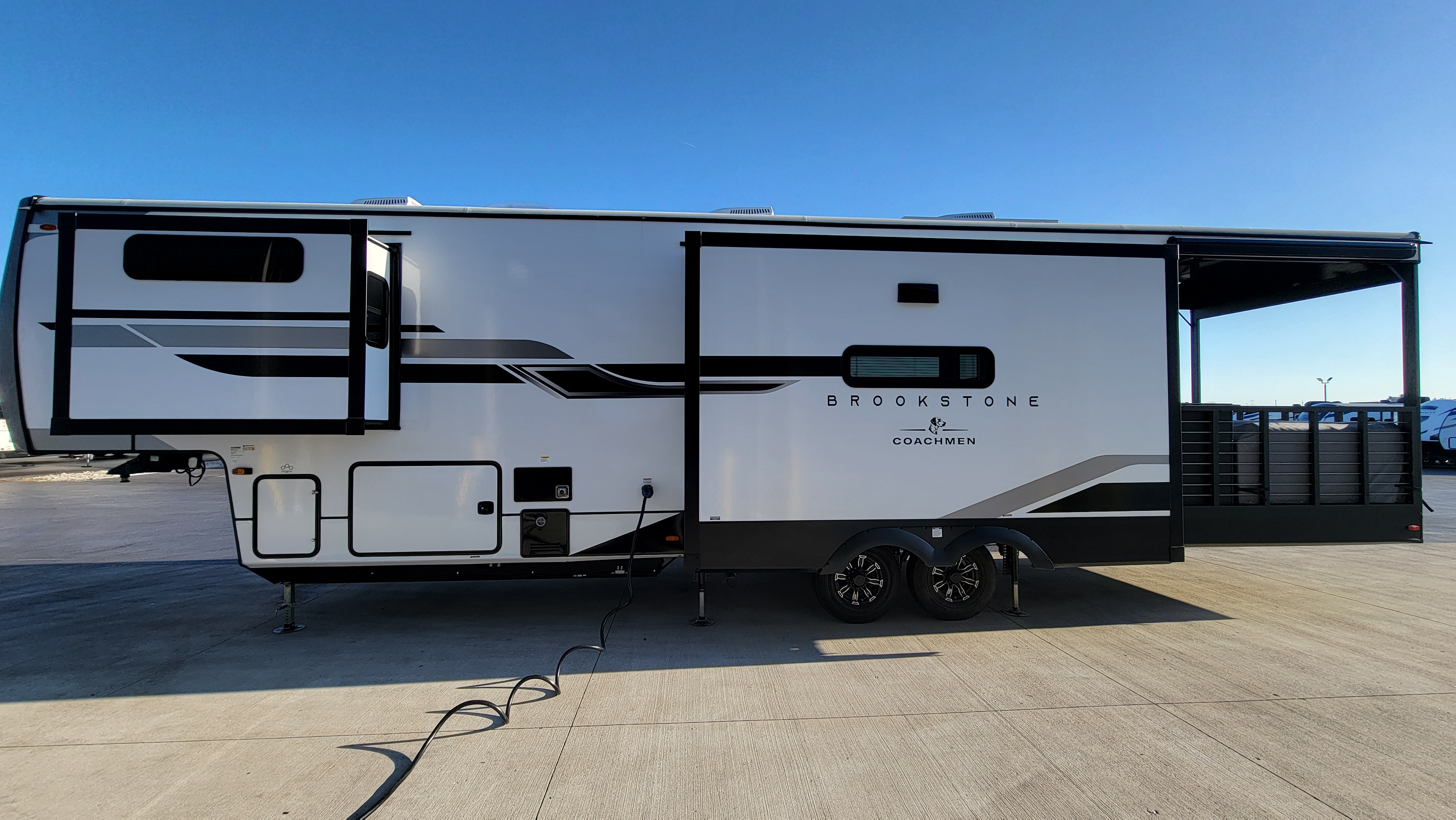 2025-brookstone-318rll-fifth-wheel-by-coachmen-on-sale-rvn30975